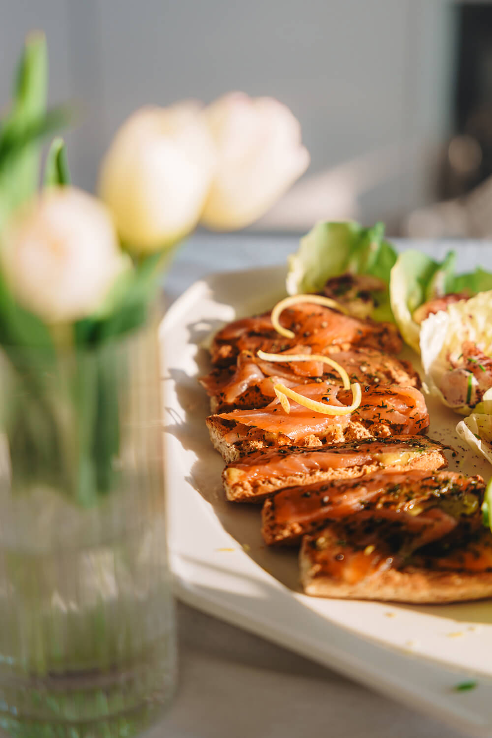 Smoked salmon with lemon and tulips